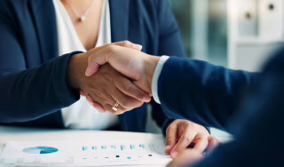 2 people shaking hands